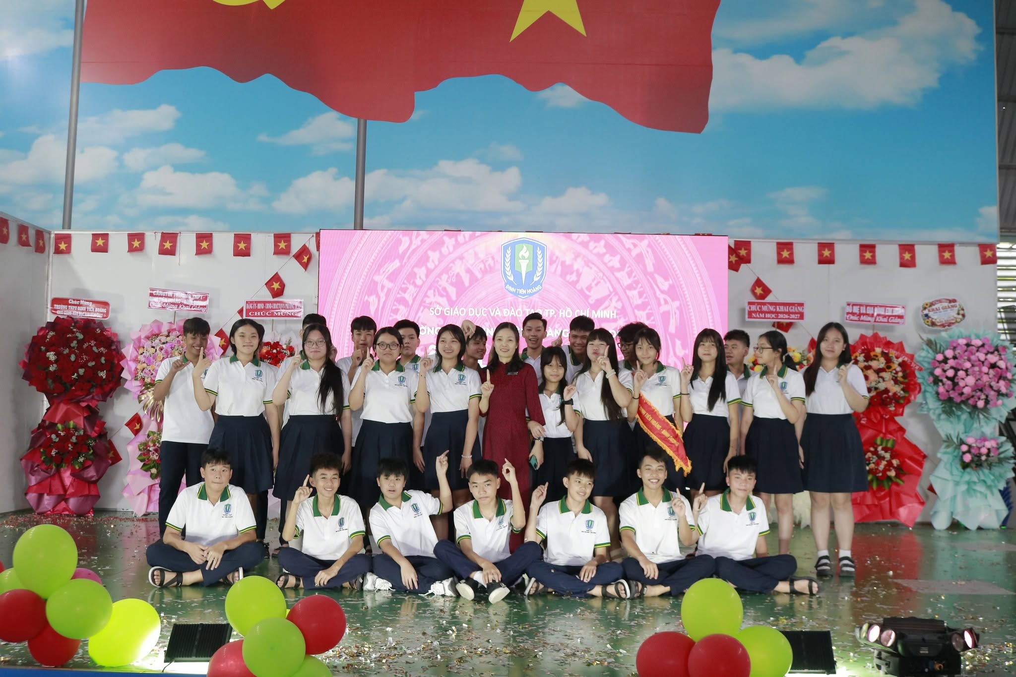 12 TẬP THỂ LỚP - 12 MẢNH GHÉP ĐẦY MÀU SẮC CỦA THPT ĐINH TIÊN HOÀNG - BÌNH DƯƠNG