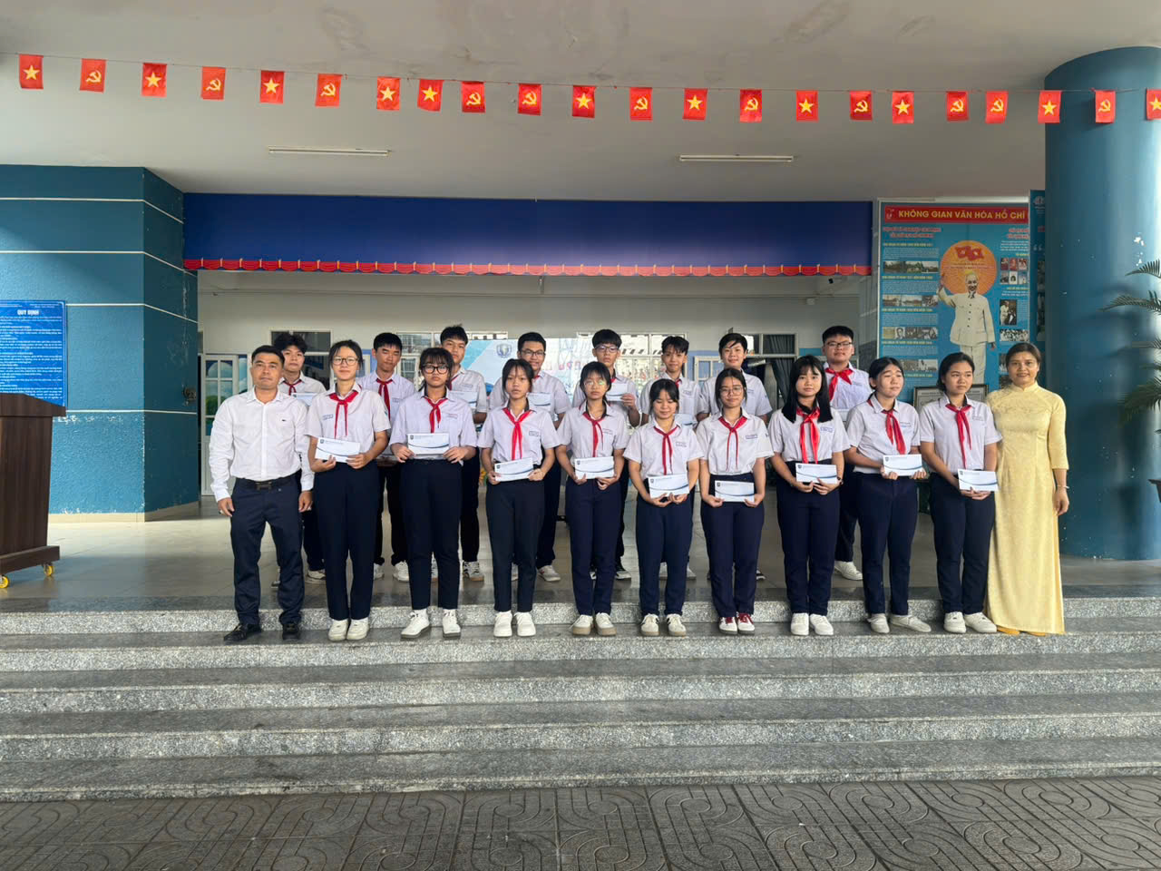 TRAO HỌC BỔNG TÀI NĂNG ĐINH TIÊN HOÀNG TẠI THCS ĐÔNG CHIÊU