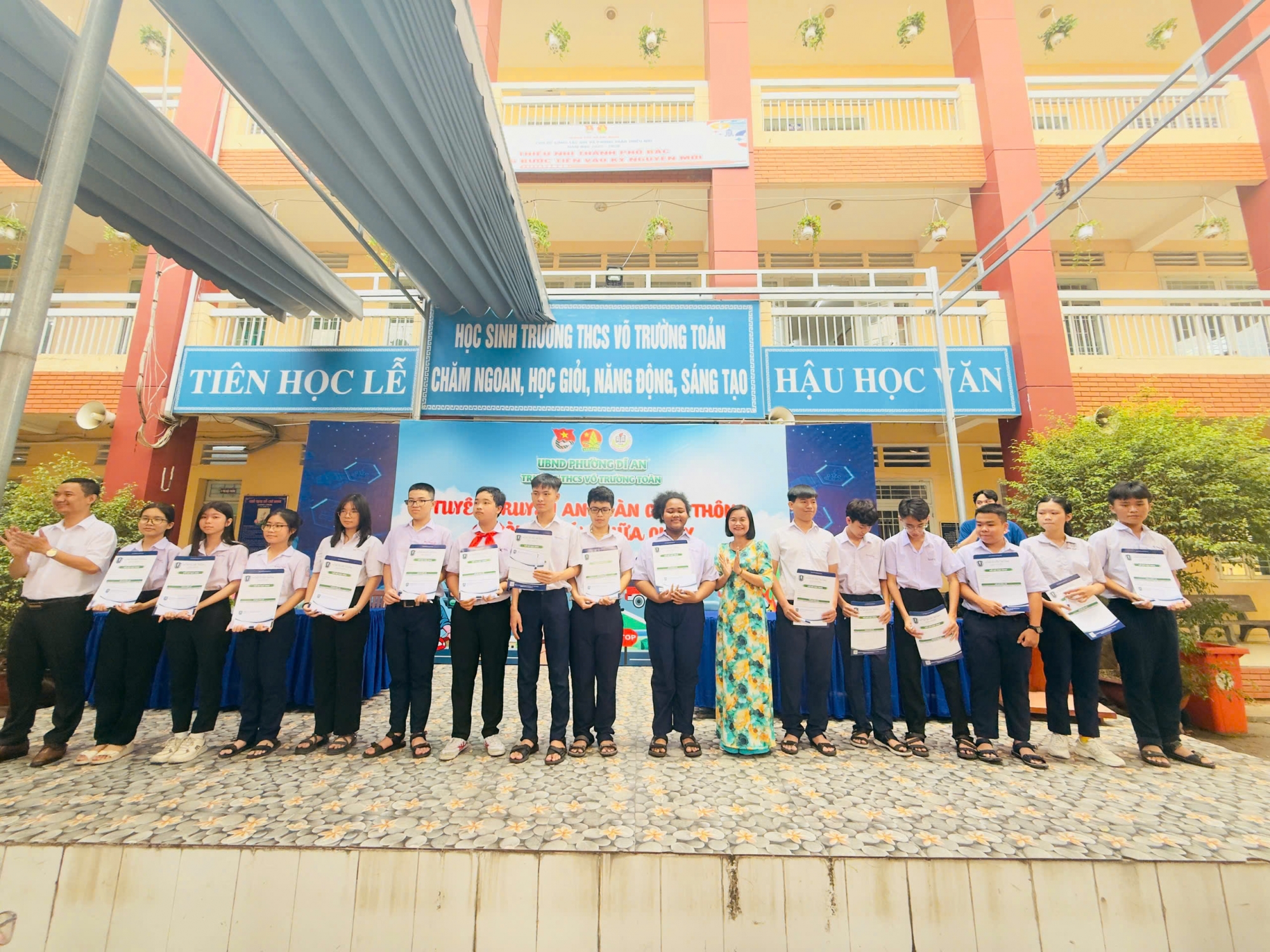 TRAO HỌC BỔNG TÀI NĂNG ĐINH TIÊN HOÀNG TẠI THCS VÕ TRƯỜNG TOẢN